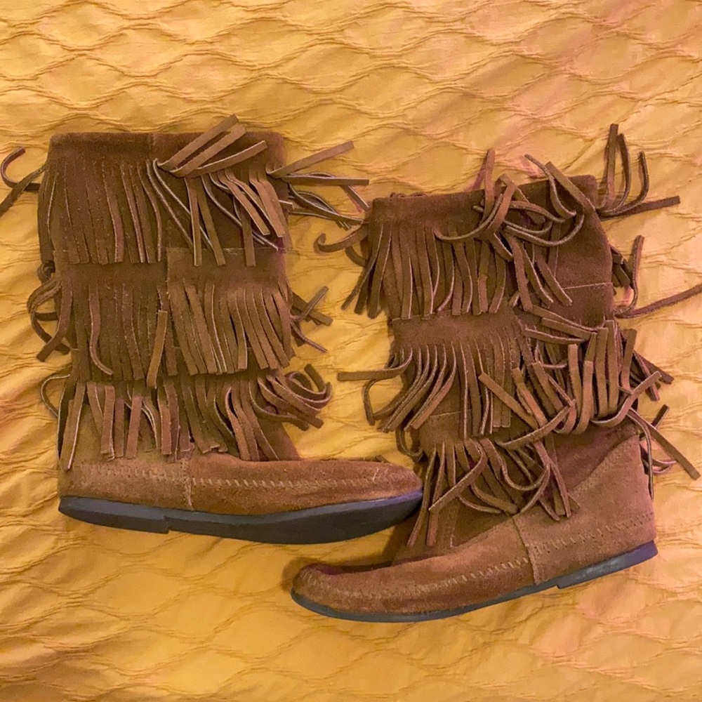 Minnetonka 3 tier fringe boots